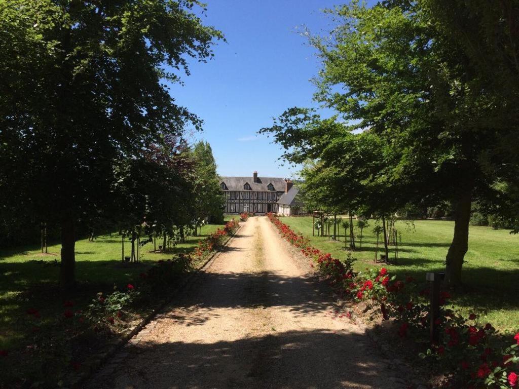 La Gloriette Gite Situe Dans La Propriete Dun Magnifique Manoir Vatteville Exteriör bild